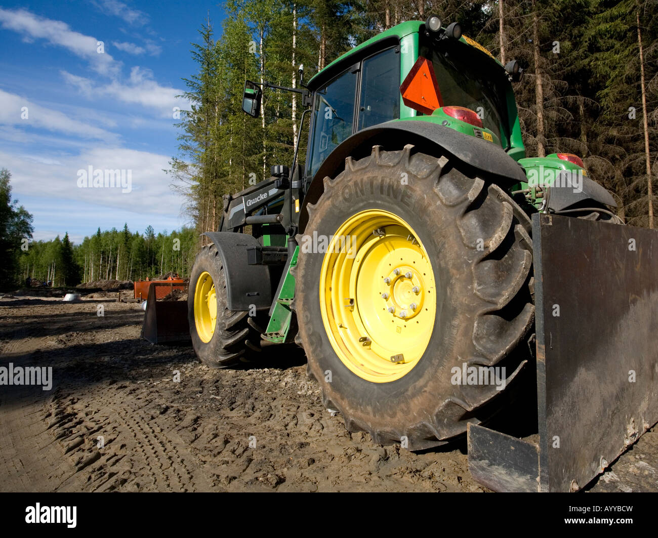 Pneus de tracteur à jantes jaunes , Finlande Banque D'Images