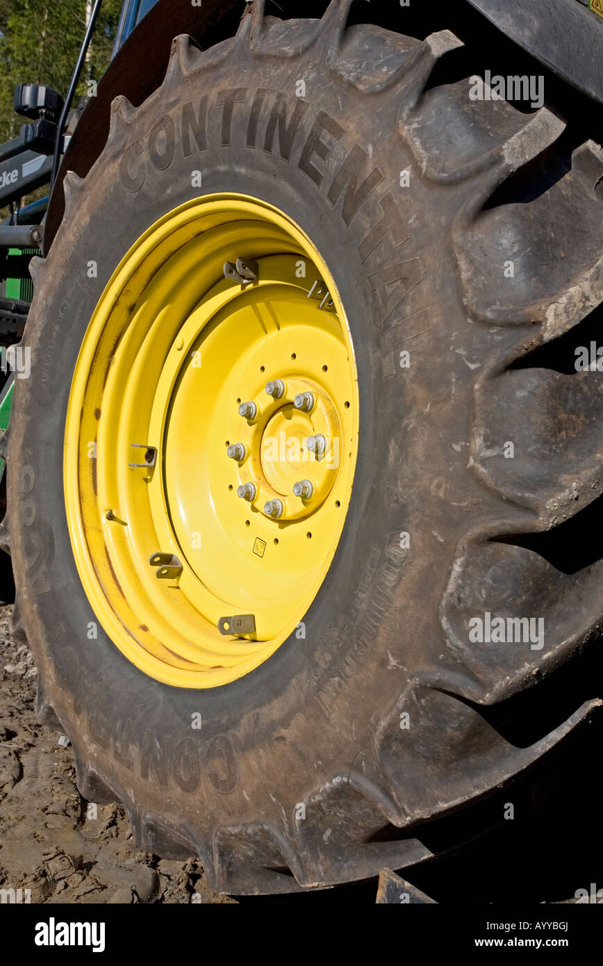 Libre d'un pneu de tracteur et du tambour jaune Banque D'Images