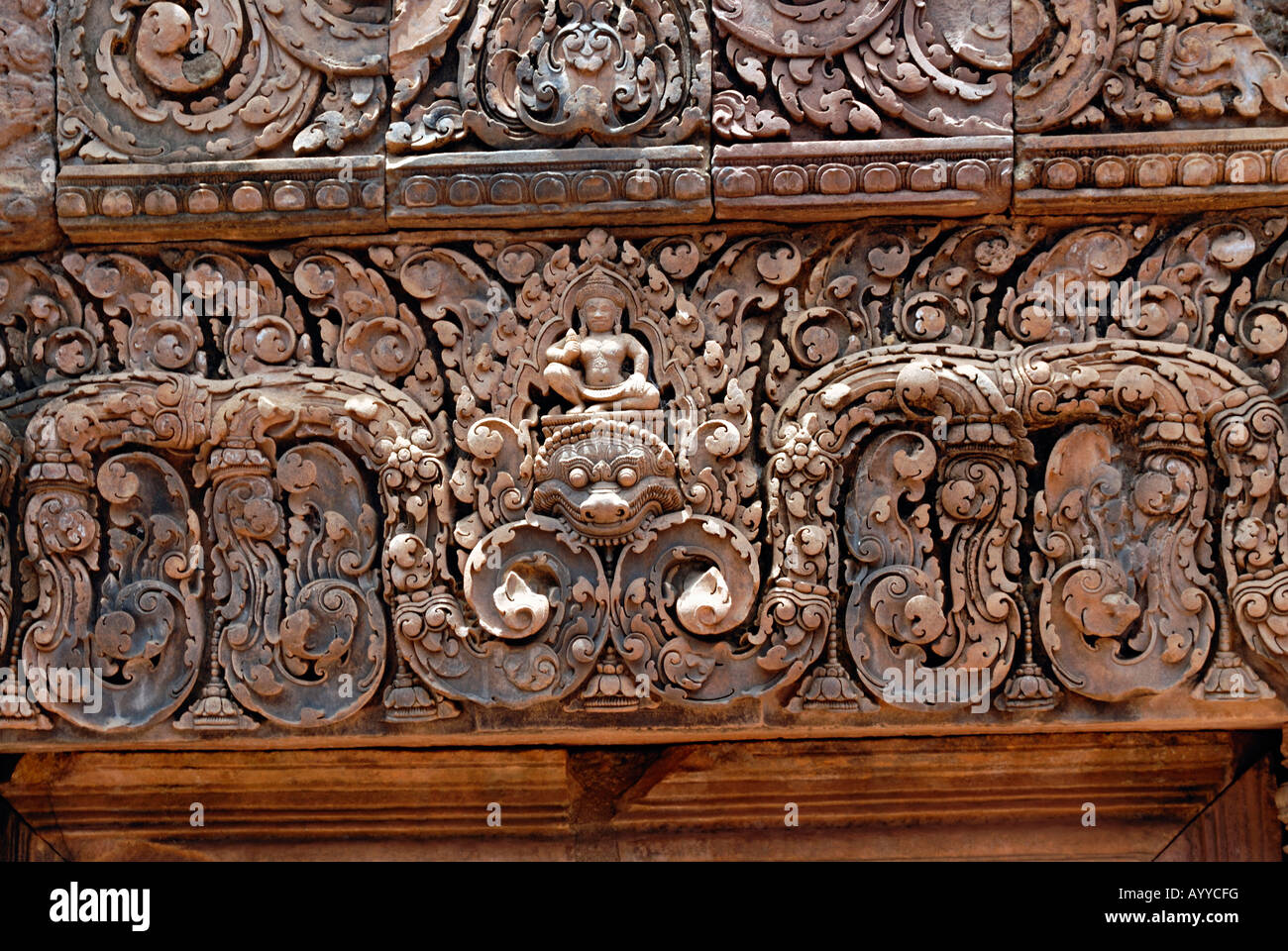 Cambodge, Benteay Srei 10ème siècle A.D. Le sud de l'culte montrant decorative morte en bas. Banque D'Images