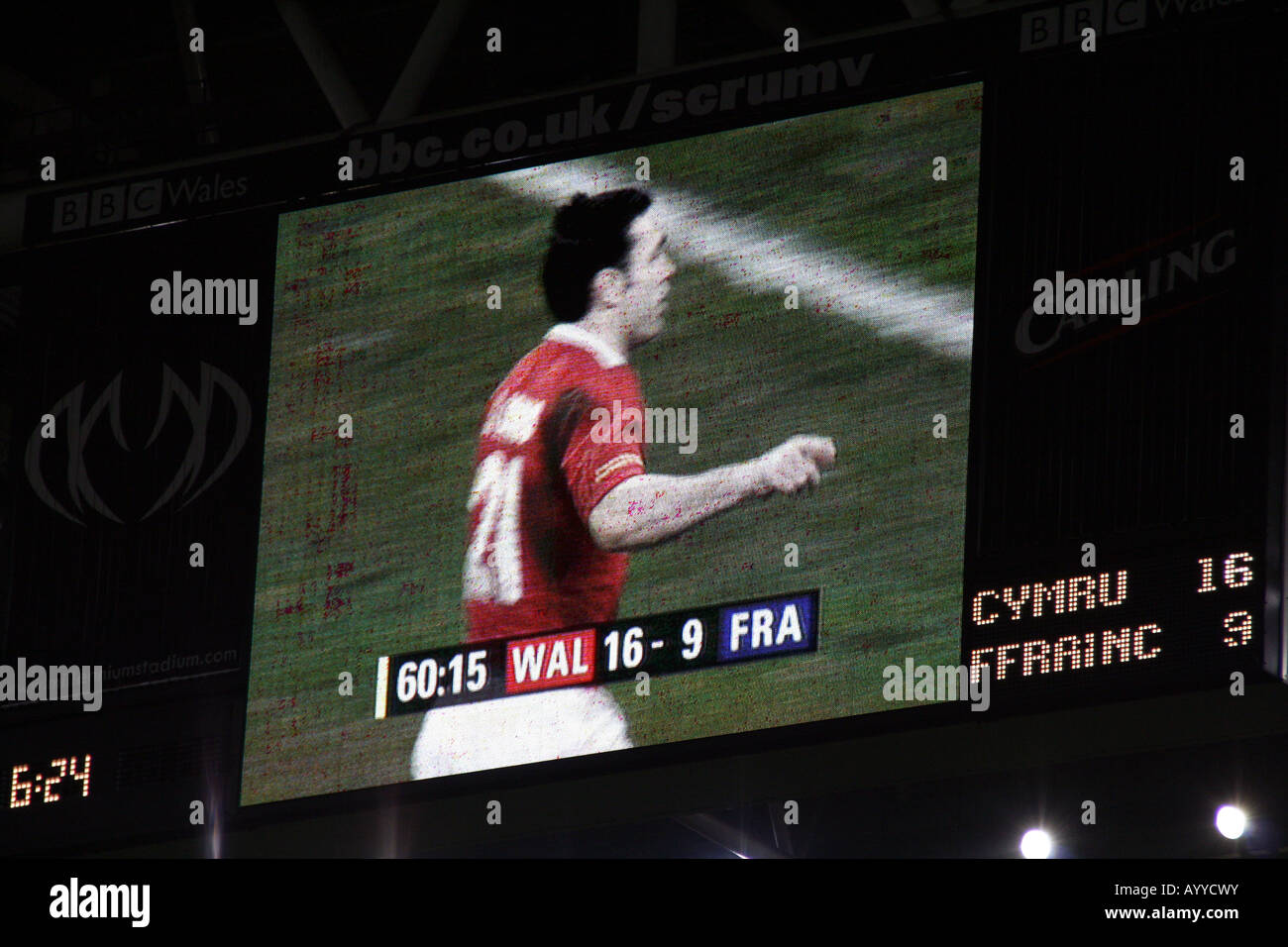 Stephen Jones sur grand écran au Millenium Stadium de Cardiff au Pays de Galles v France 2008 Grand Slam décideur. Banque D'Images