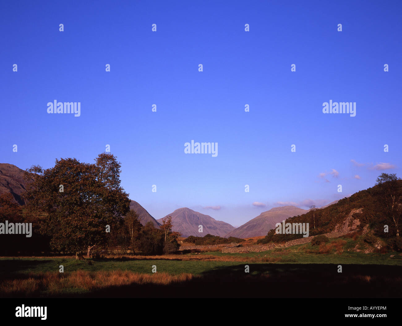 Grand Gable et Lingmell à la tête de Wasdale provenant de champs près du village de Nether Wasdale Cumbria Banque D'Images