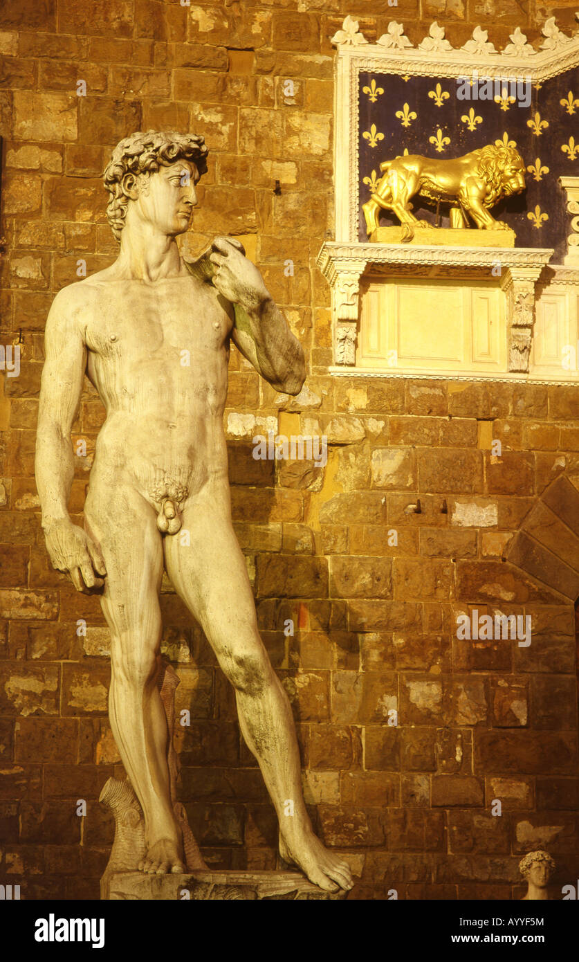 Statue du David de Michel-Ange à l'extérieur du Palazzo Vecchio, Piazza della Signoria Florence Firenze Toscane Italie Banque D'Images