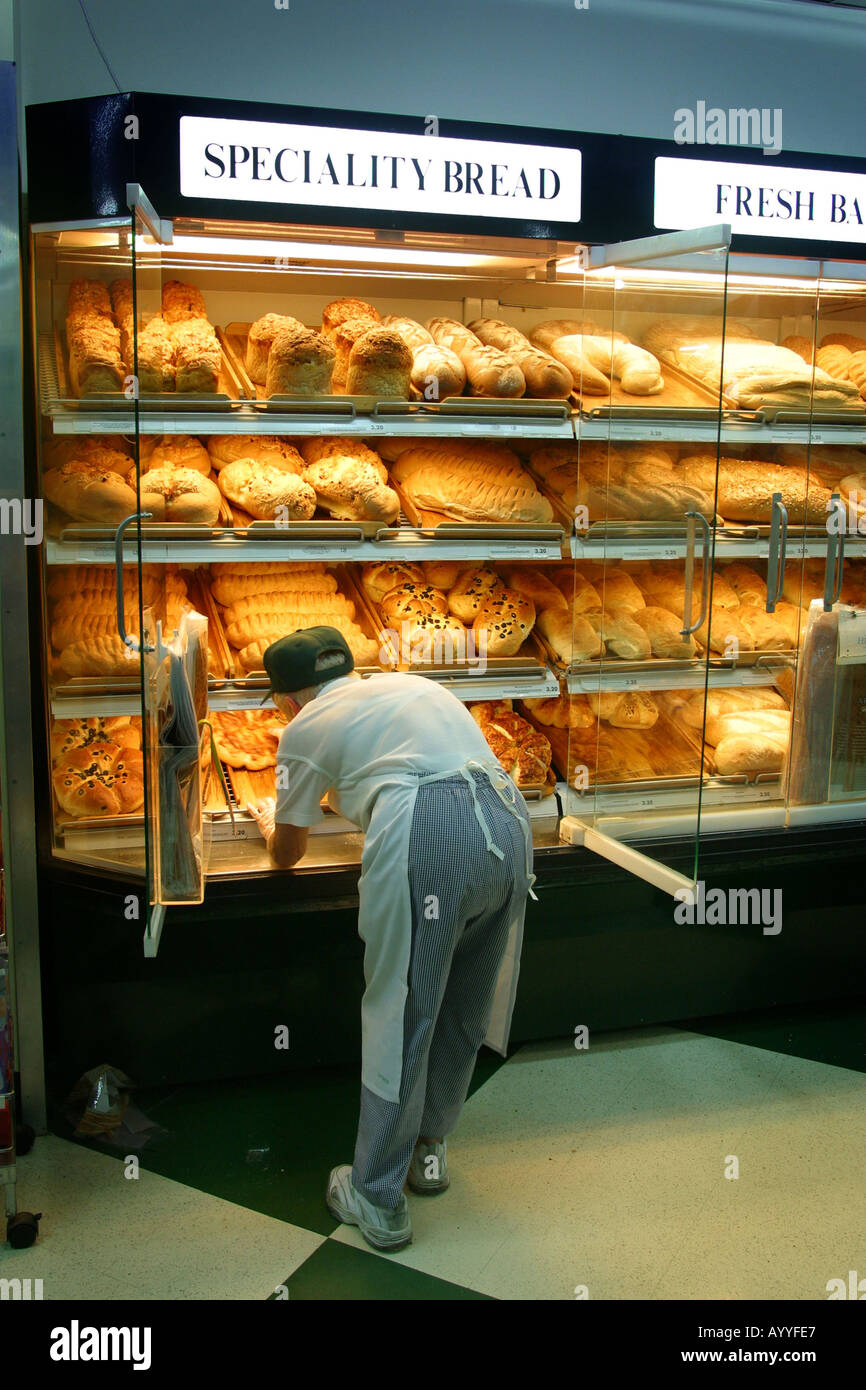 Charges Baker les étagères de supermarché Banque D'Images