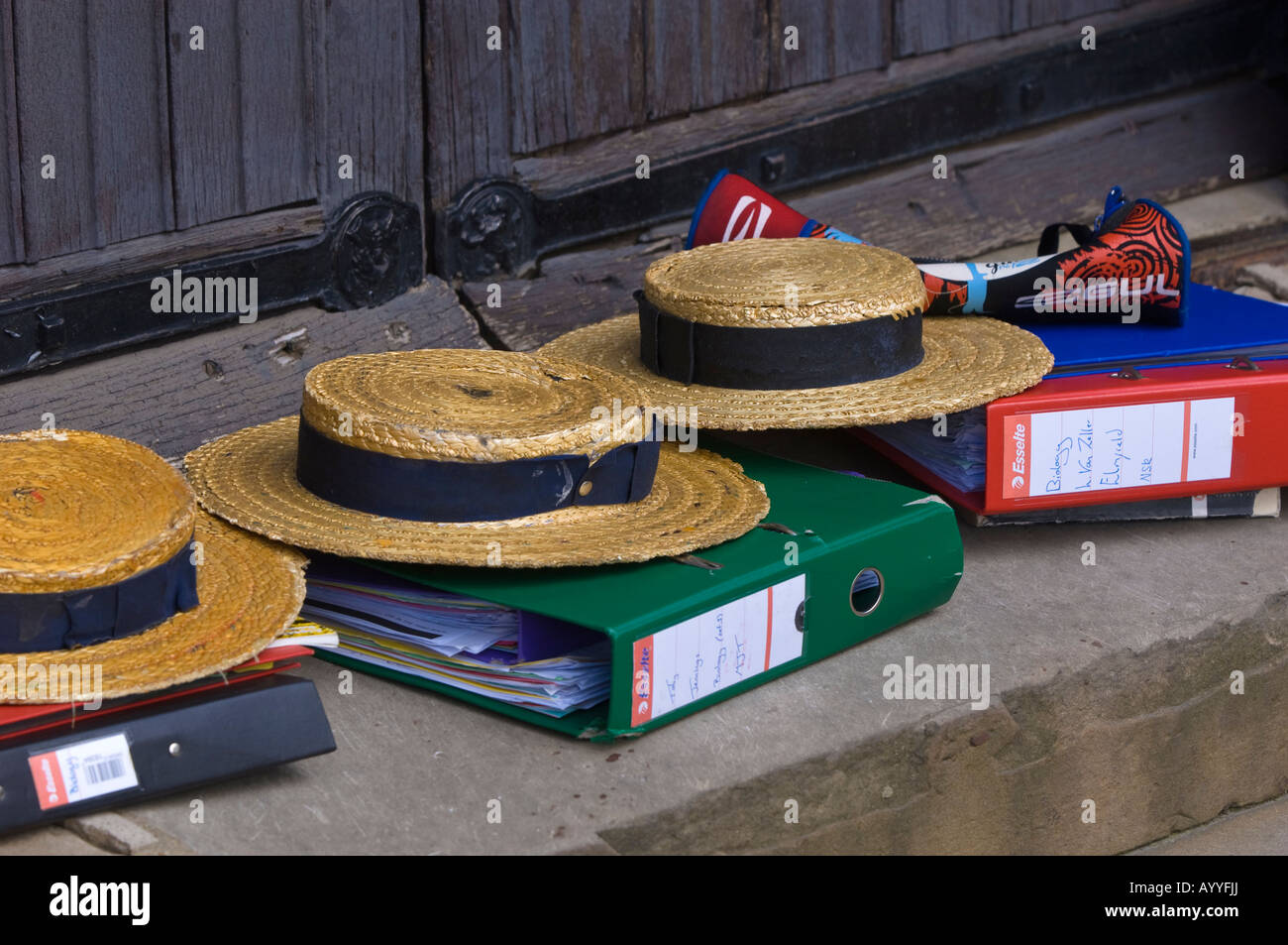 Shoolboys traditionnels chapeaux de paille par la chapelle de l'École de  Harrow Harrow porte sur la Colline Middlesex Royaume-Uni Photo Stock - Alamy