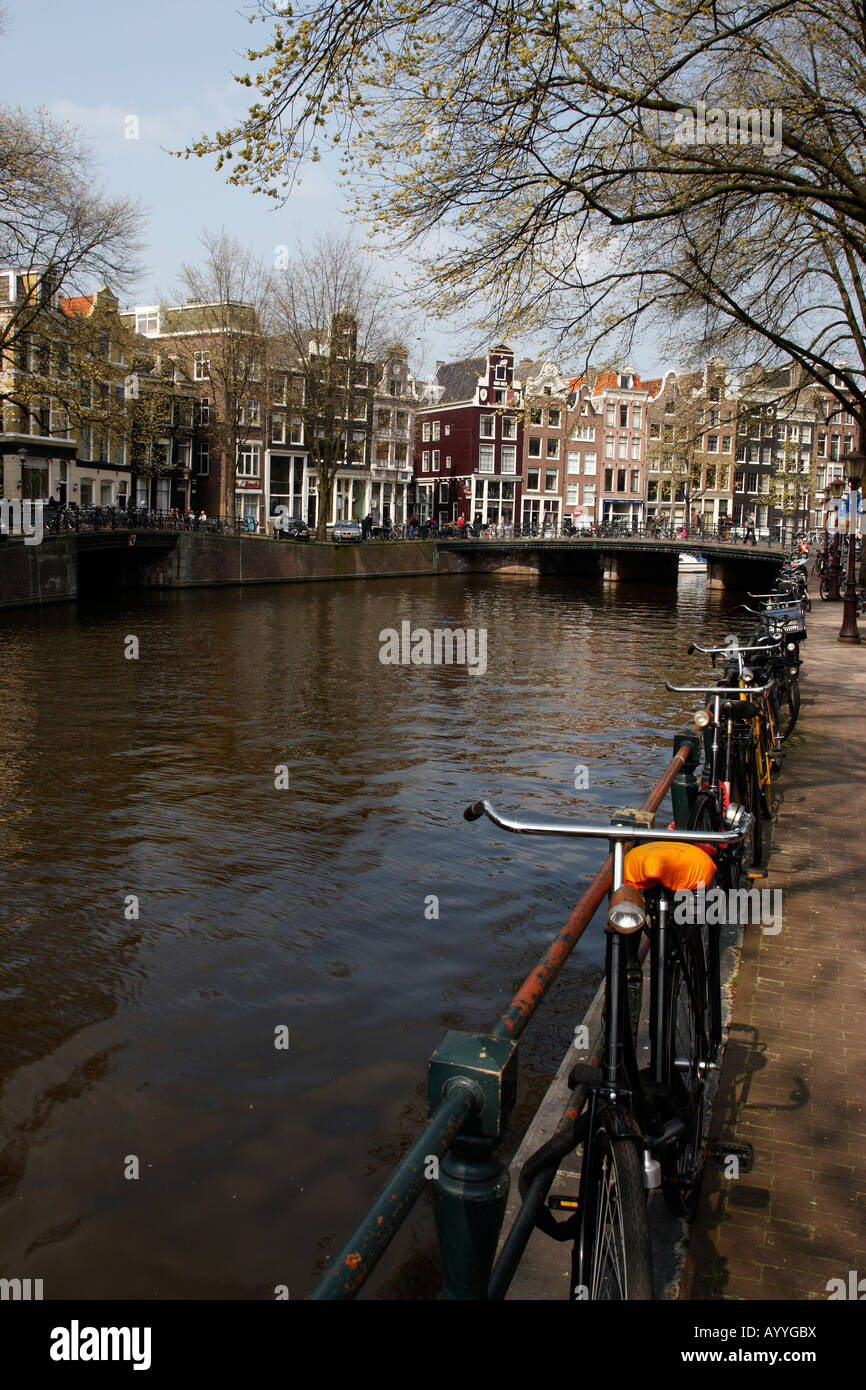 Vue vers l'est dans le singel canal ring Amsterdam Pays-Bas Hollande du Nord Europe Banque D'Images