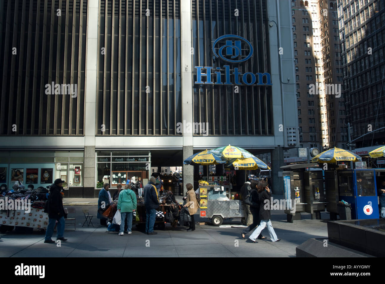 Les vendeurs de rue en face de l'hôtel Hilton New York sur la sixième Avenue à New York Banque D'Images