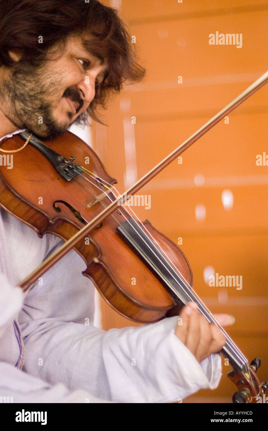 Professeur de violon indien de Benares Hindu University Varanasi dans l'Uttar Pradesh, Inde Banque D'Images