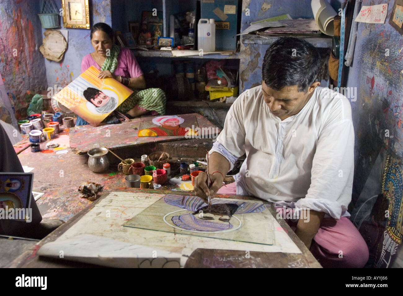 Atelier d'hommes et femmes religieux indiens peintres New Delhi Inde Banque D'Images