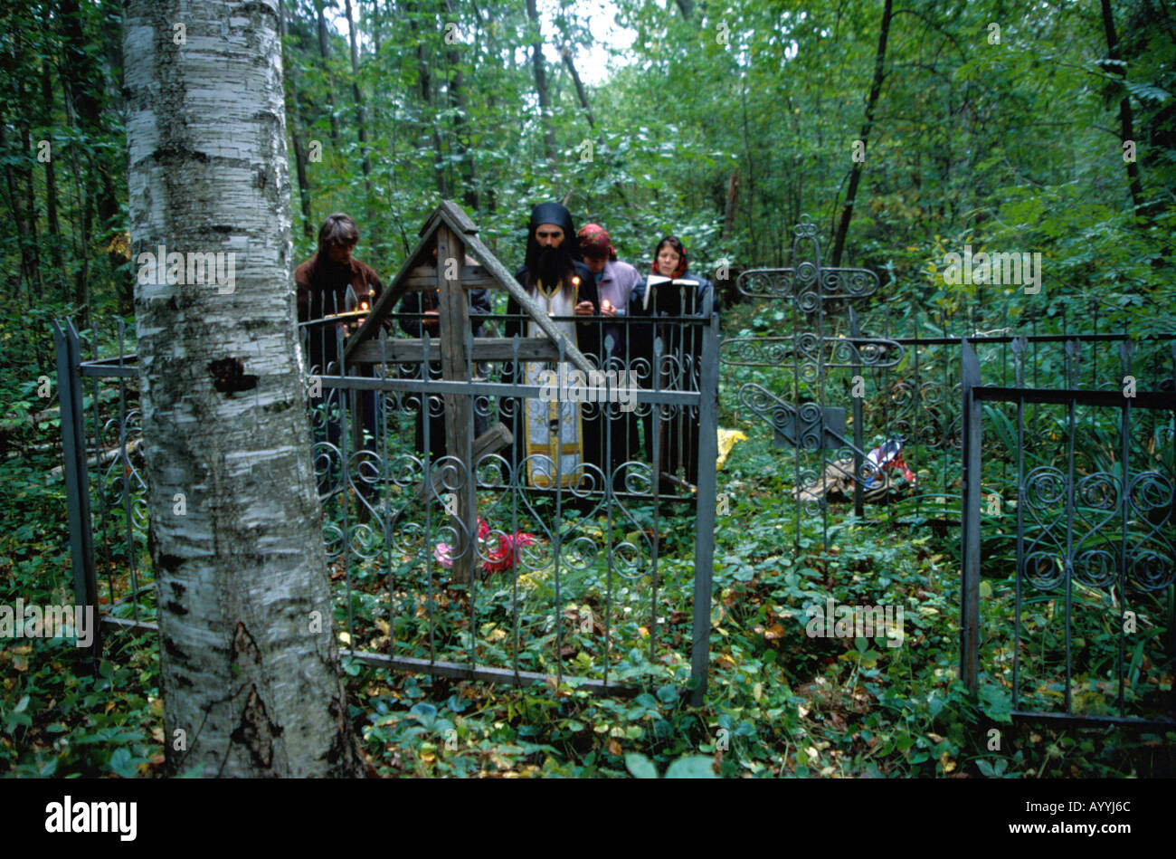 Service religieux commémorant le premier anniversaire de la mort d'une personne, district de Kostroma, Russie Banque D'Images