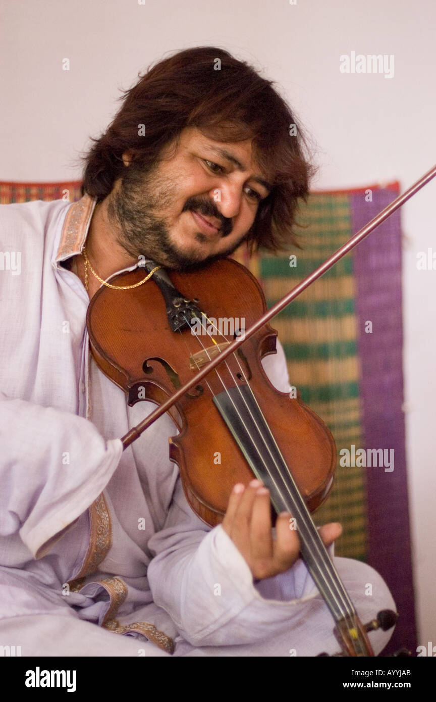 Professeur de violon indien de Benares Hindu University Varanasi dans l'Uttar Pradesh, Inde Banque D'Images