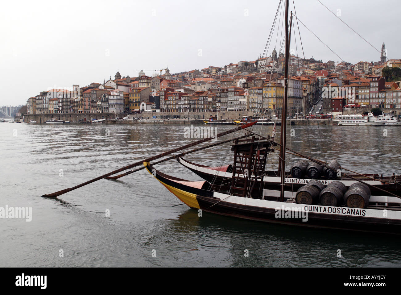 La vue classique de porto tiré du quai sur le fleuve Douro, Portugal Banque D'Images