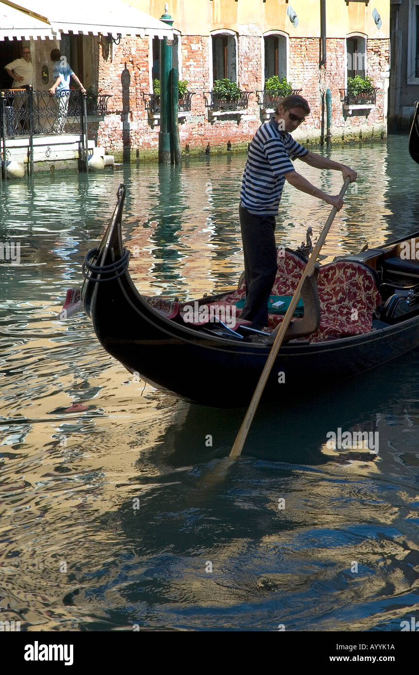 Une gondole sur un canal à Venise Banque D'Images