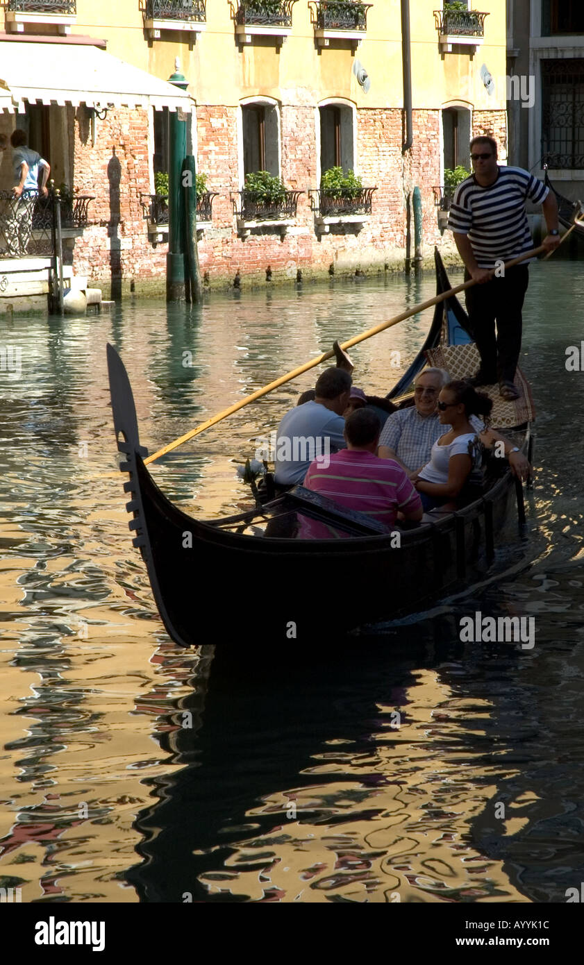 Ion une gondole à Venise le Grand Canal Banque D'Images