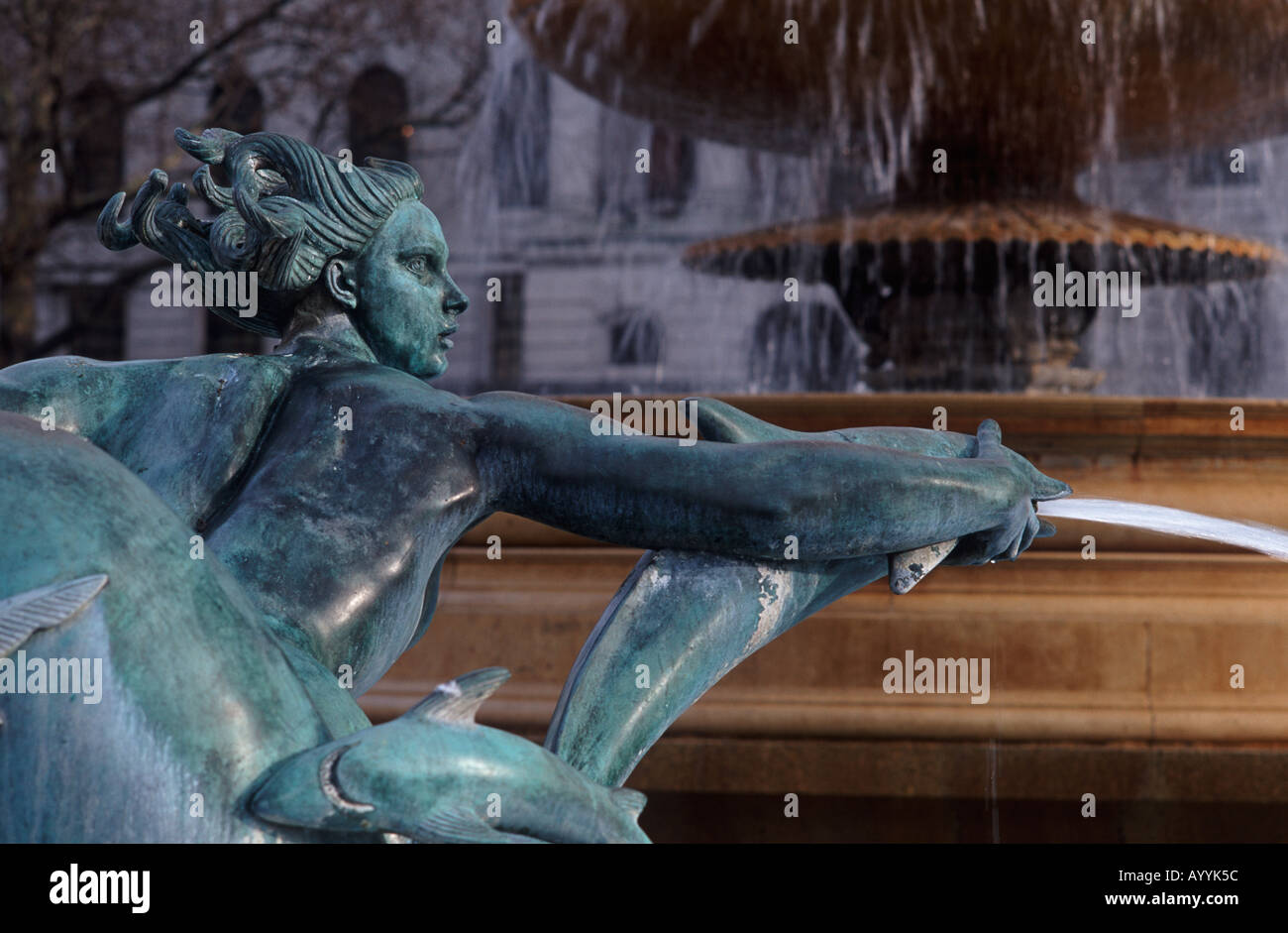 Statue de sirène avec dauphin (sculpteur : W McMillan) pulvériser de l'eau Fontaine à Trafalgar Square, Londres, Angleterre Banque D'Images