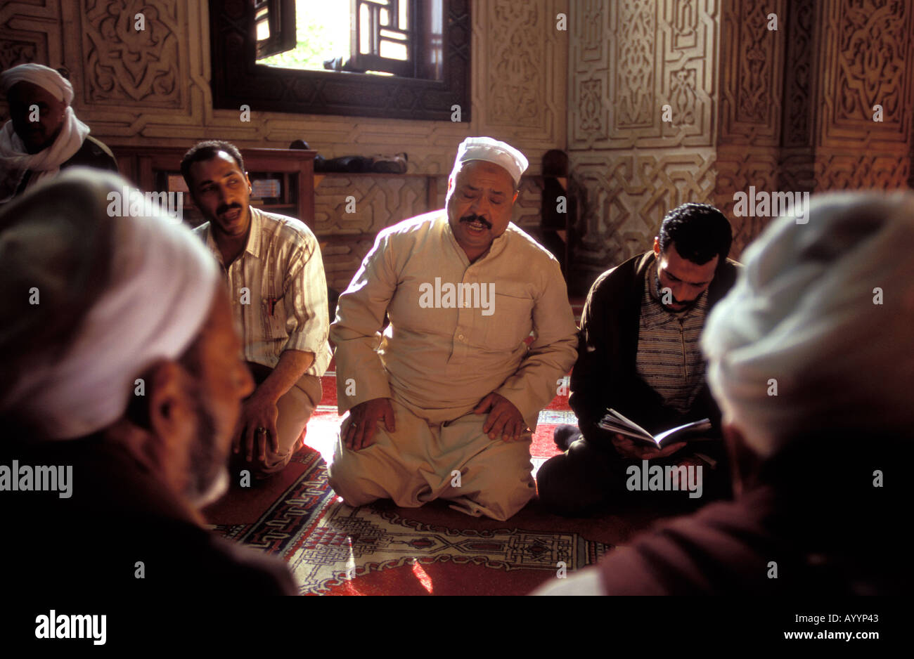 La prière du vendredi à l'intérieur de la mosquée Abou Abbas Al Mursi, Alexandrie, Égypte, Afrique du Nord. Banque D'Images