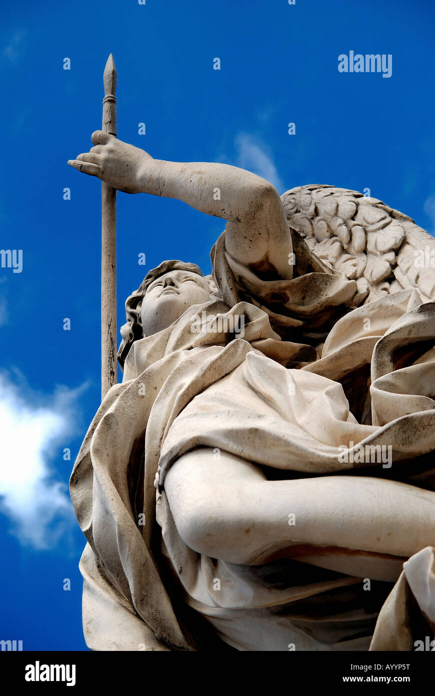 Statue dans le pont Vittorio Emanuele à proximité du château de San Angel, à Rome, Italie Banque D'Images