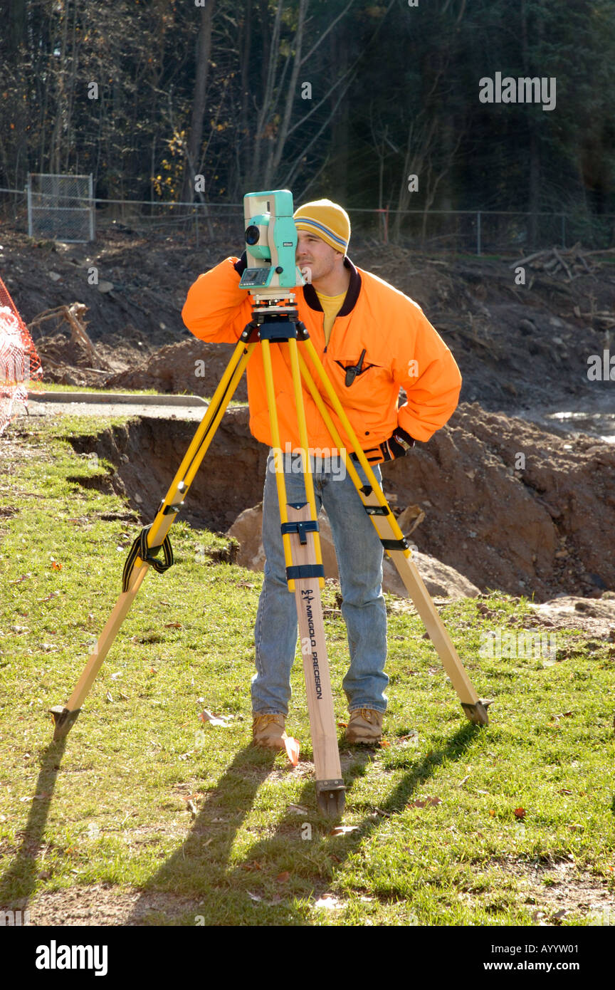 Surveyor at construction site prise de mesures Banque D'Images