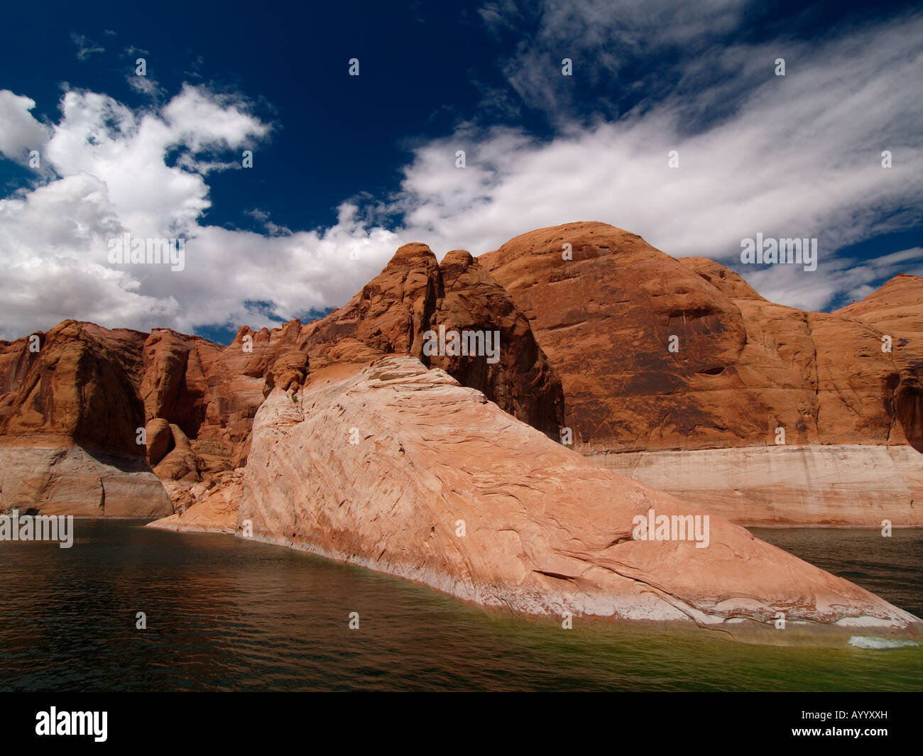 Rock et la formation de nuages, le long du Lac Powell en Page en Arizona Banque D'Images