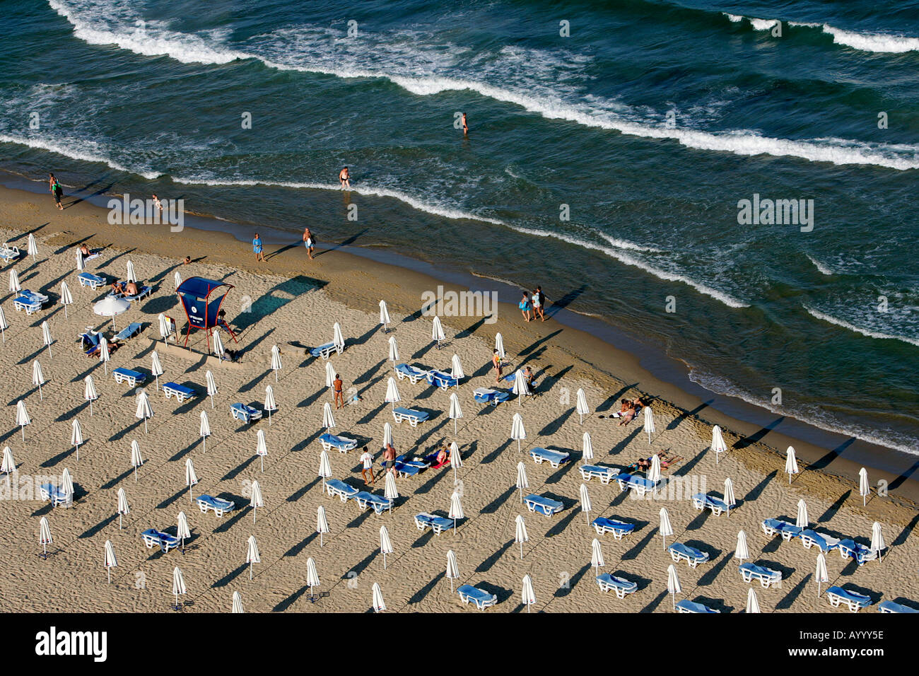 Des parasols et des chaises du groupe Transat soleil ombre parapluie siège salon d'été extérieur vide plage parasol mer rive panoramique voyage Banque D'Images