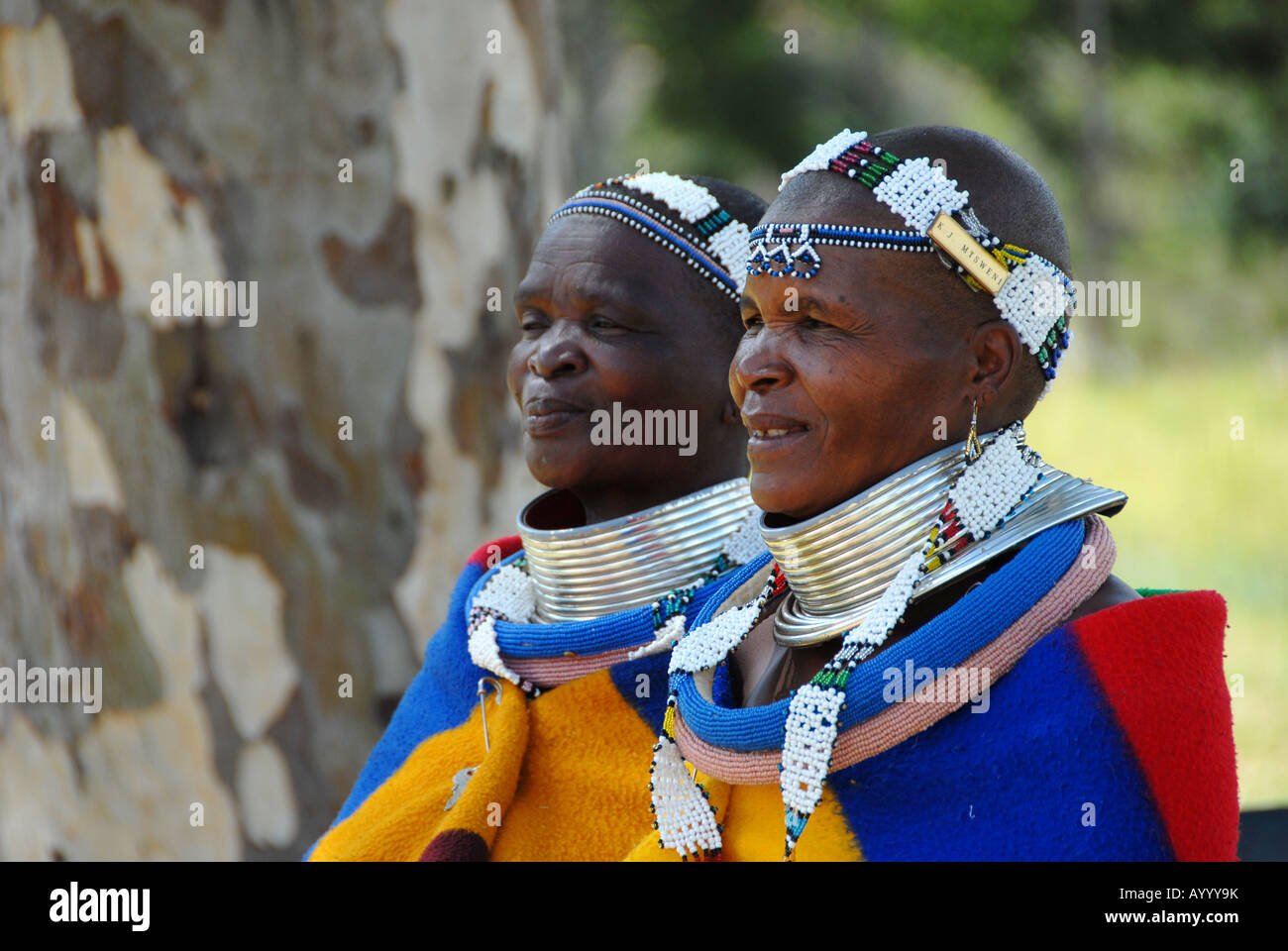 Deux femme Ndebele dans leurs vêtements traditionnels dans le village musée de Botshabelo en Afrique du Sud près de Middelburg. Banque D'Images