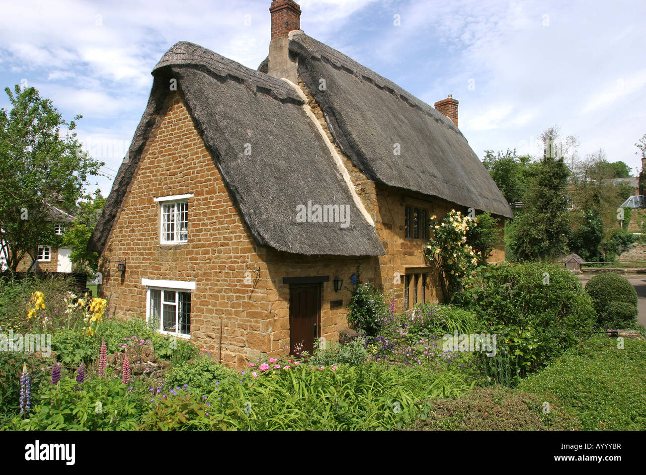 Wroxton Oxfordshire cotswold cottage idyllique meneaux et jardin Banque D'Images