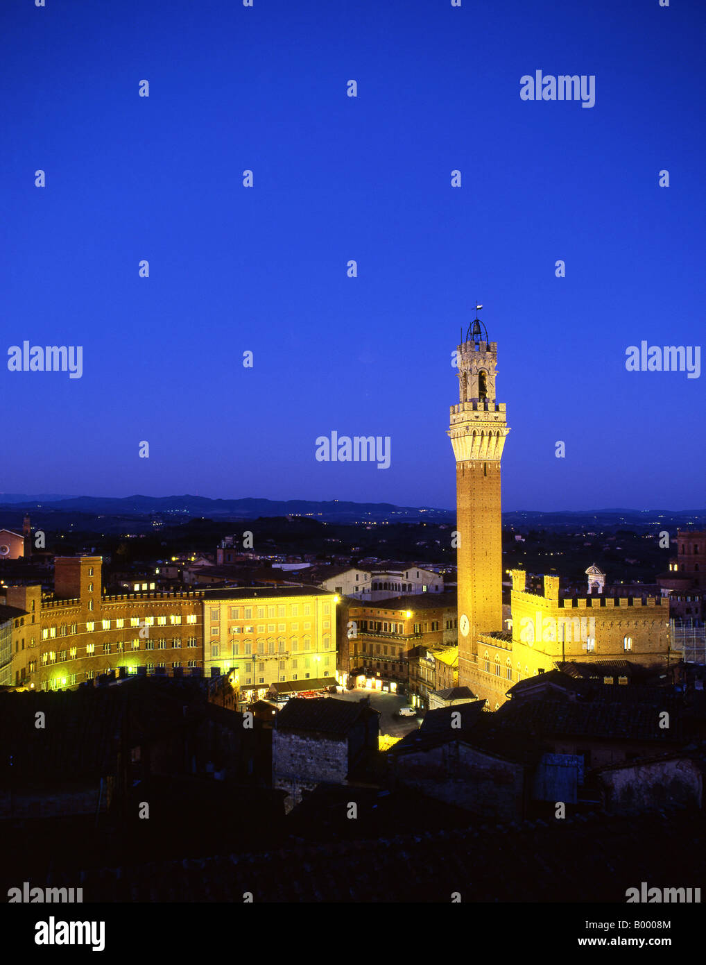 Piazza del Campo et Torre del Mangia la nuit Sienne Toscane Itali Banque D'Images