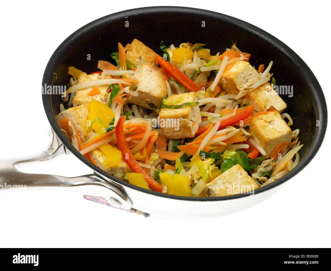 Végétarien sain frais sauté de tofu avec des légumes dans une poêle isolé sur un fond blanc avec un chemin de détourage et aucun peuple Banque D'Images