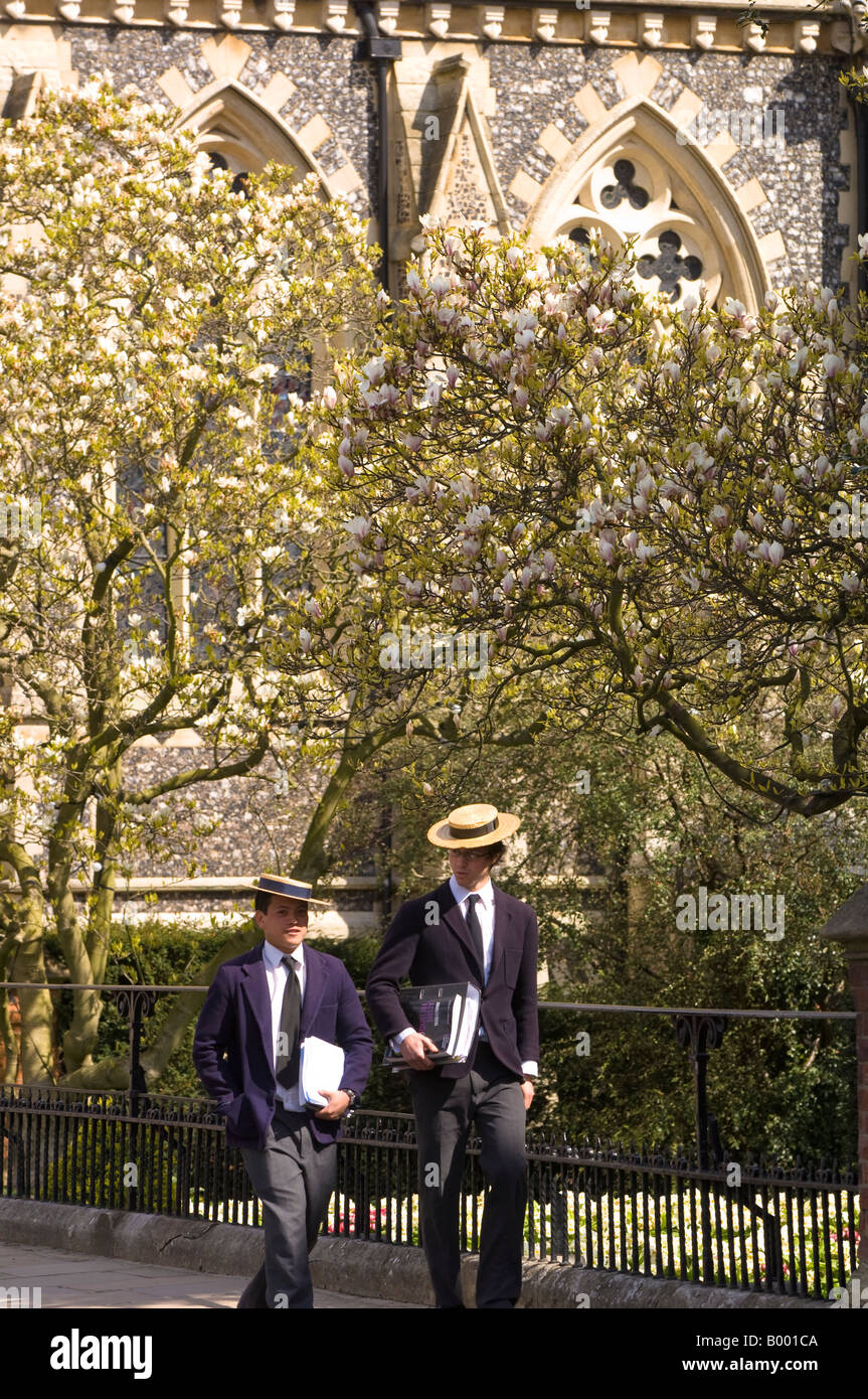 Deux étudiants après l'École de Harrow lesons Harrow on the Hill Middlesex Royaume-Uni Banque D'Images