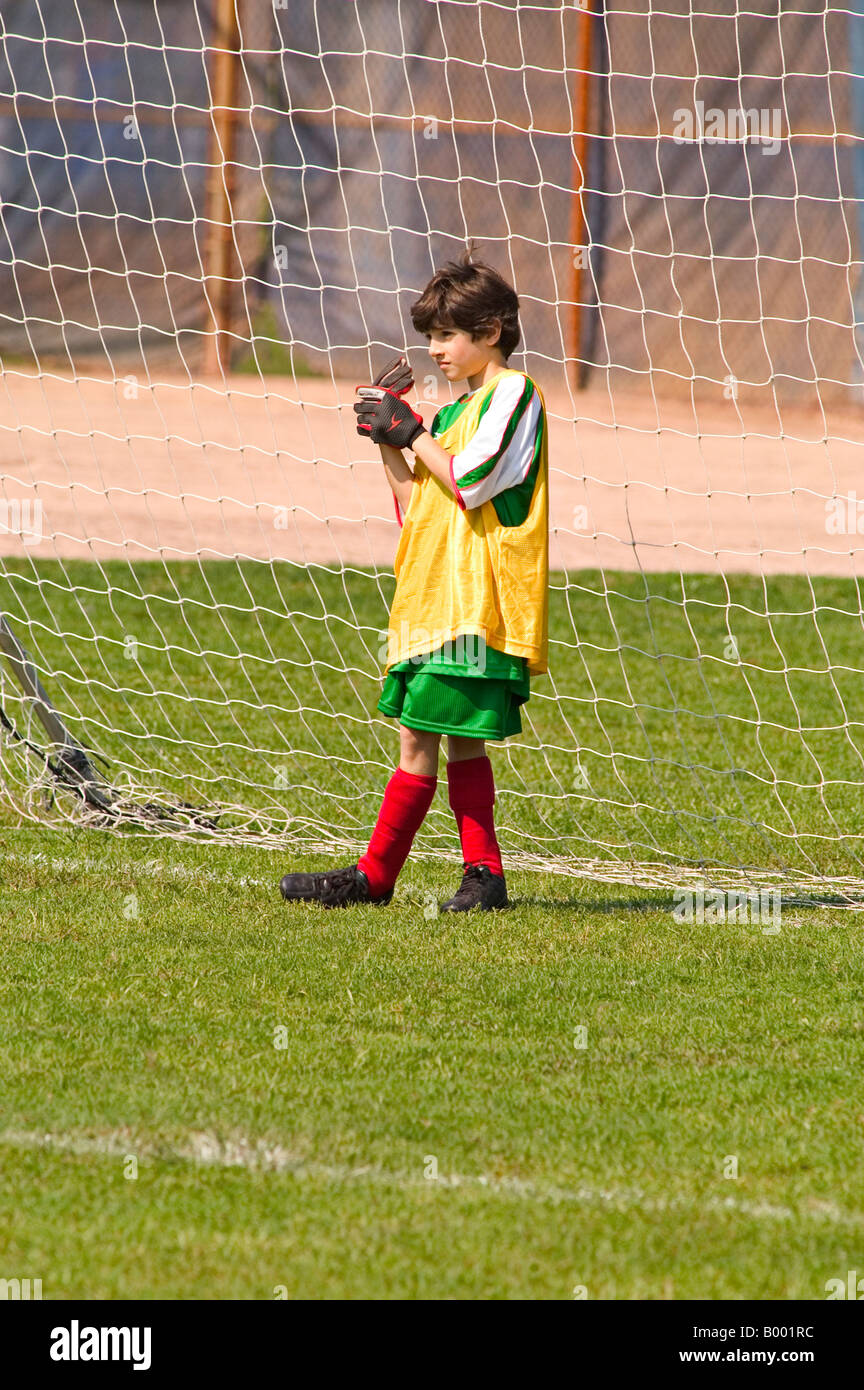 9 ans sur le terrain de soccer Banque D'Images