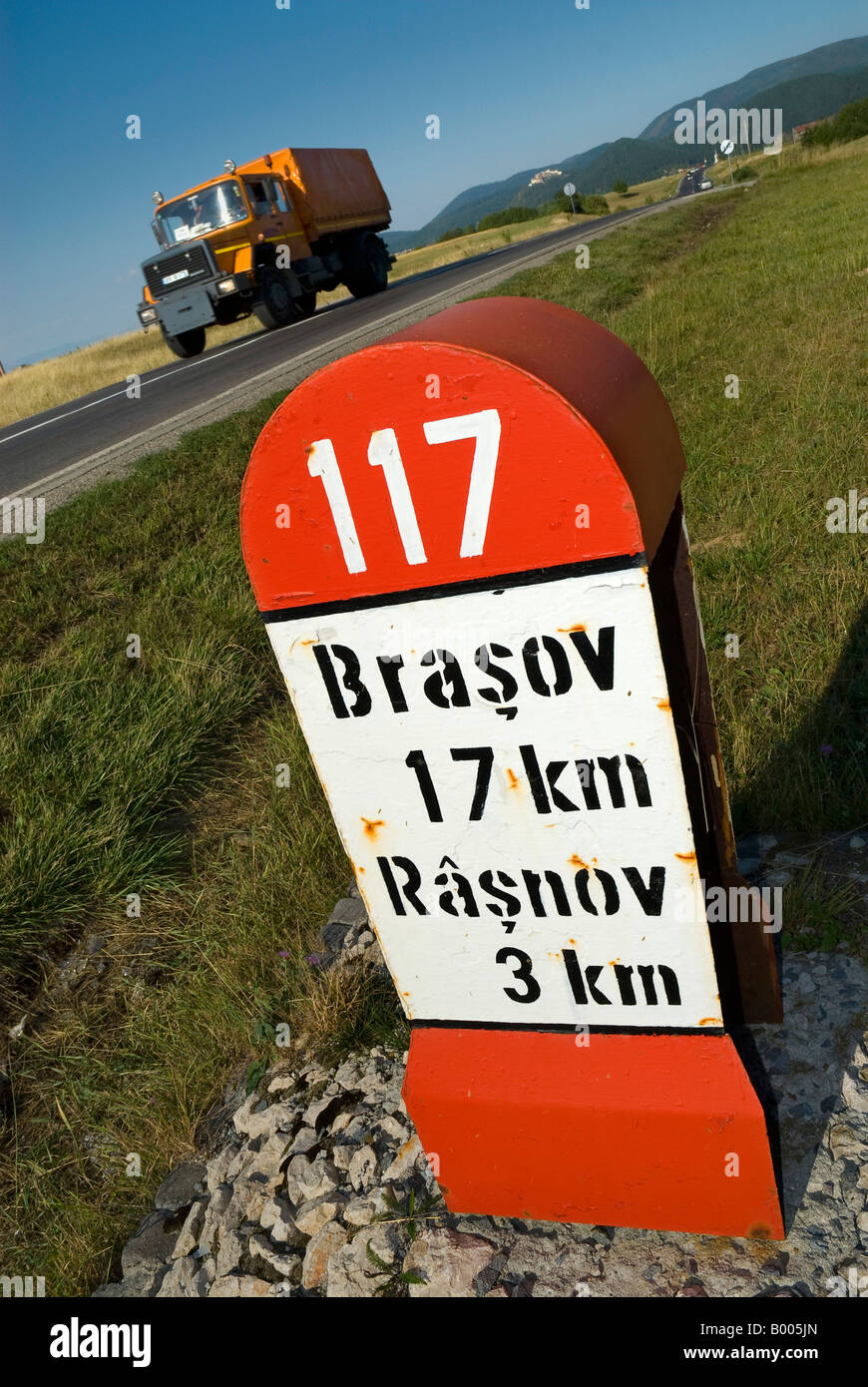 Signe de la circulation de l'information indiquent de Brasov, en Transylvanie, Roumanie. 17 km de route Banque D'Images