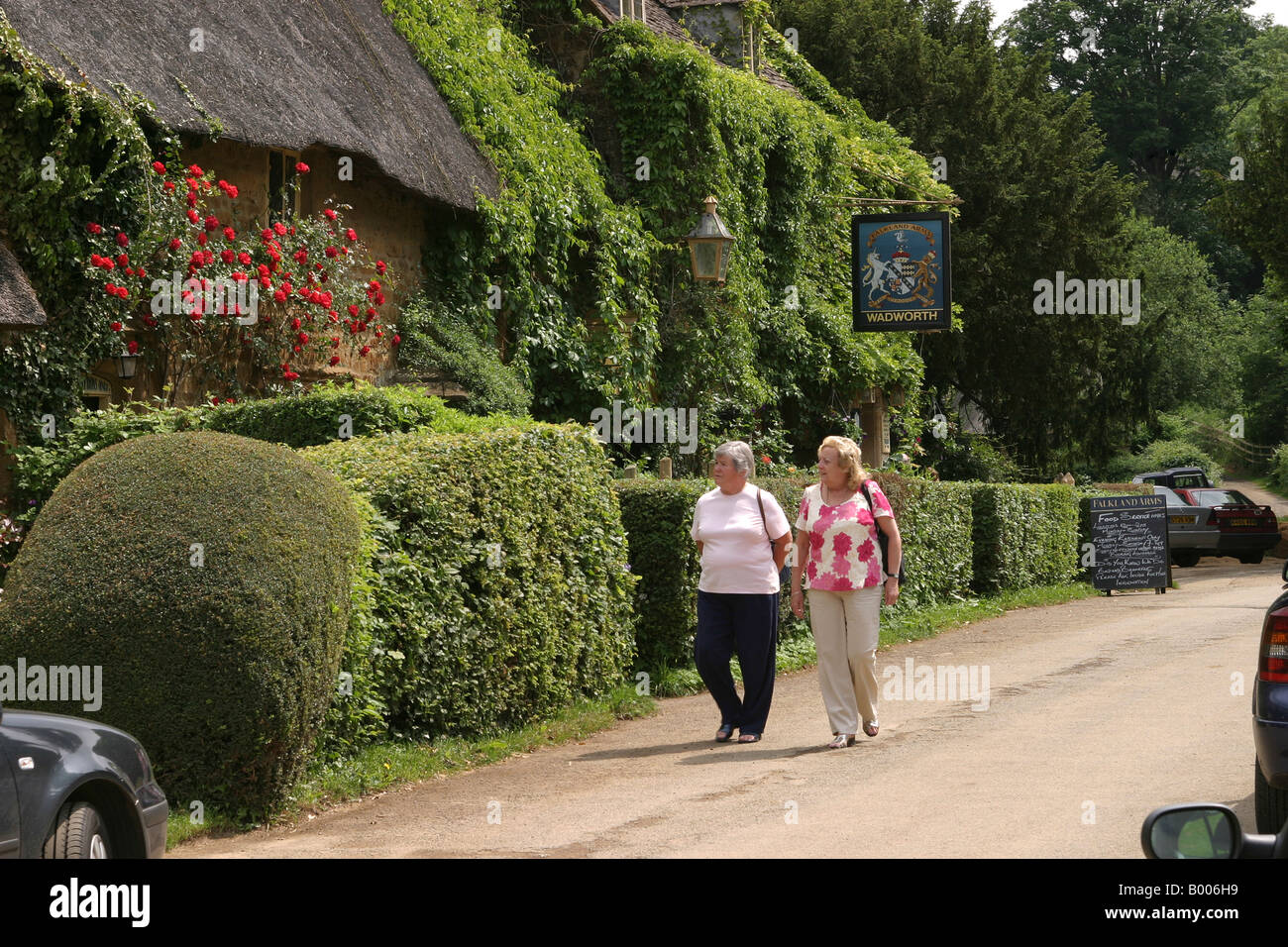 Oxfordshire Chadlington touristes en dehors de la Falkland Arms pub Banque D'Images