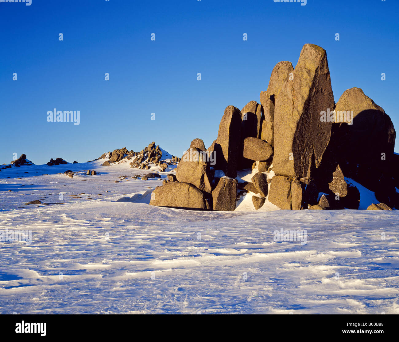 Sur le tdr granit Gamme Ramshead en hiver neige montagnes enneigées du Parc National Kosciuszko Australie Nouvelle Galles du Sud Banque D'Images