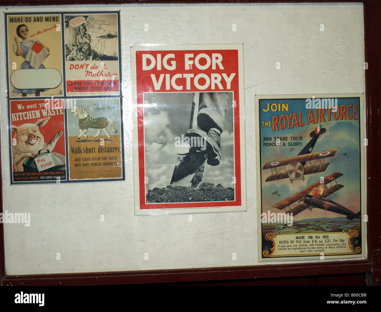 La seconde guerre mondiale, 2 affiches sur l'affichage à la Midland Railway museum, Derbyshire, Royaume-Uni. Banque D'Images