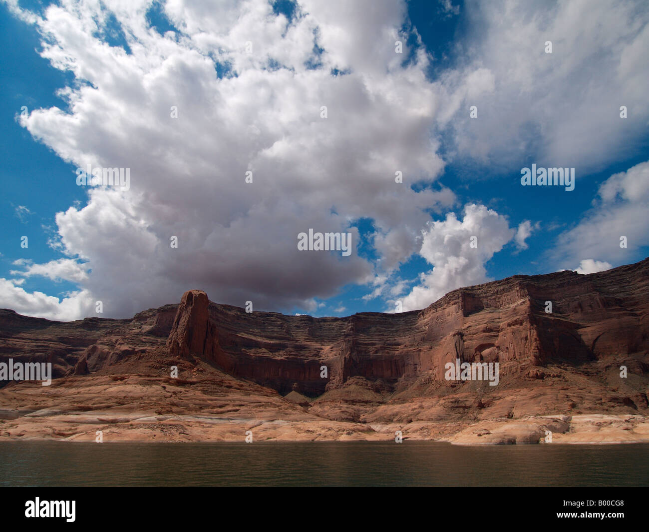 Rock et la formation de nuages, le long du Lac Powell en Page en Arizona Banque D'Images