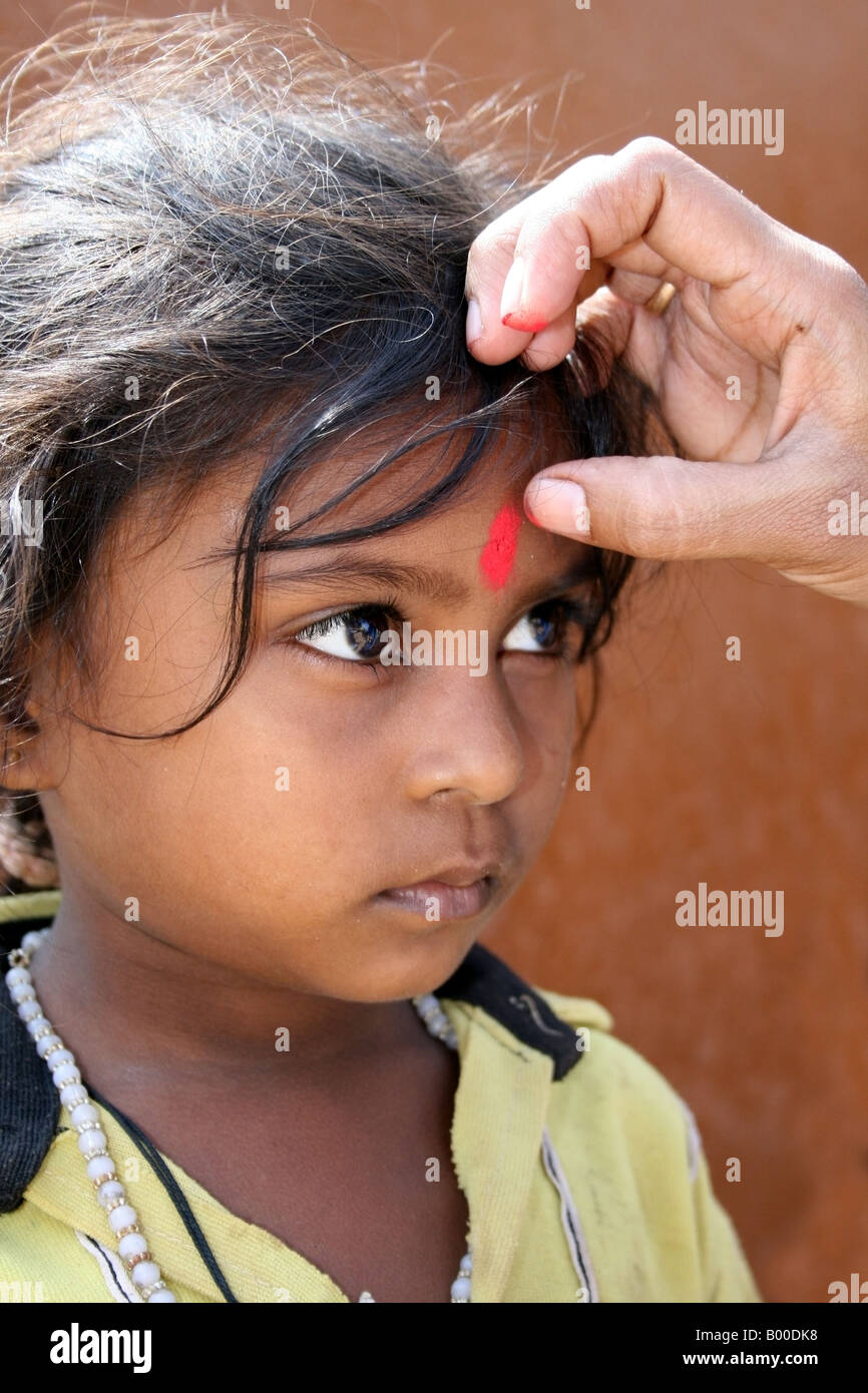 Fille hindoue recieving a tikka au cours d'une cérémonie hindoue , Inde Banque D'Images