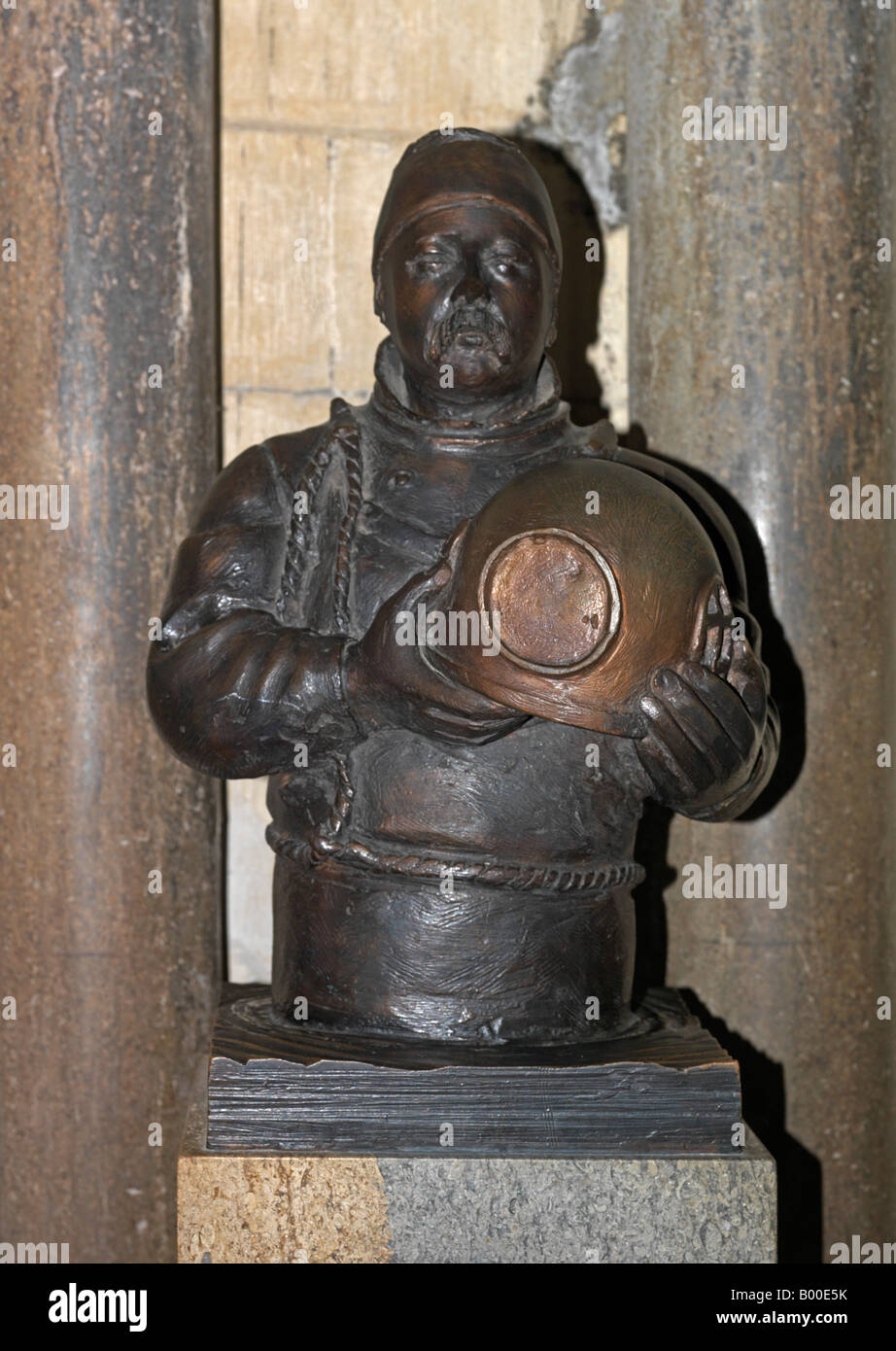 Statue de William Walker plongeur qui a travaillé pendant près de six ans à partir de 1906 pour remplacer la fondation La cathédrale de Winchester Banque D'Images