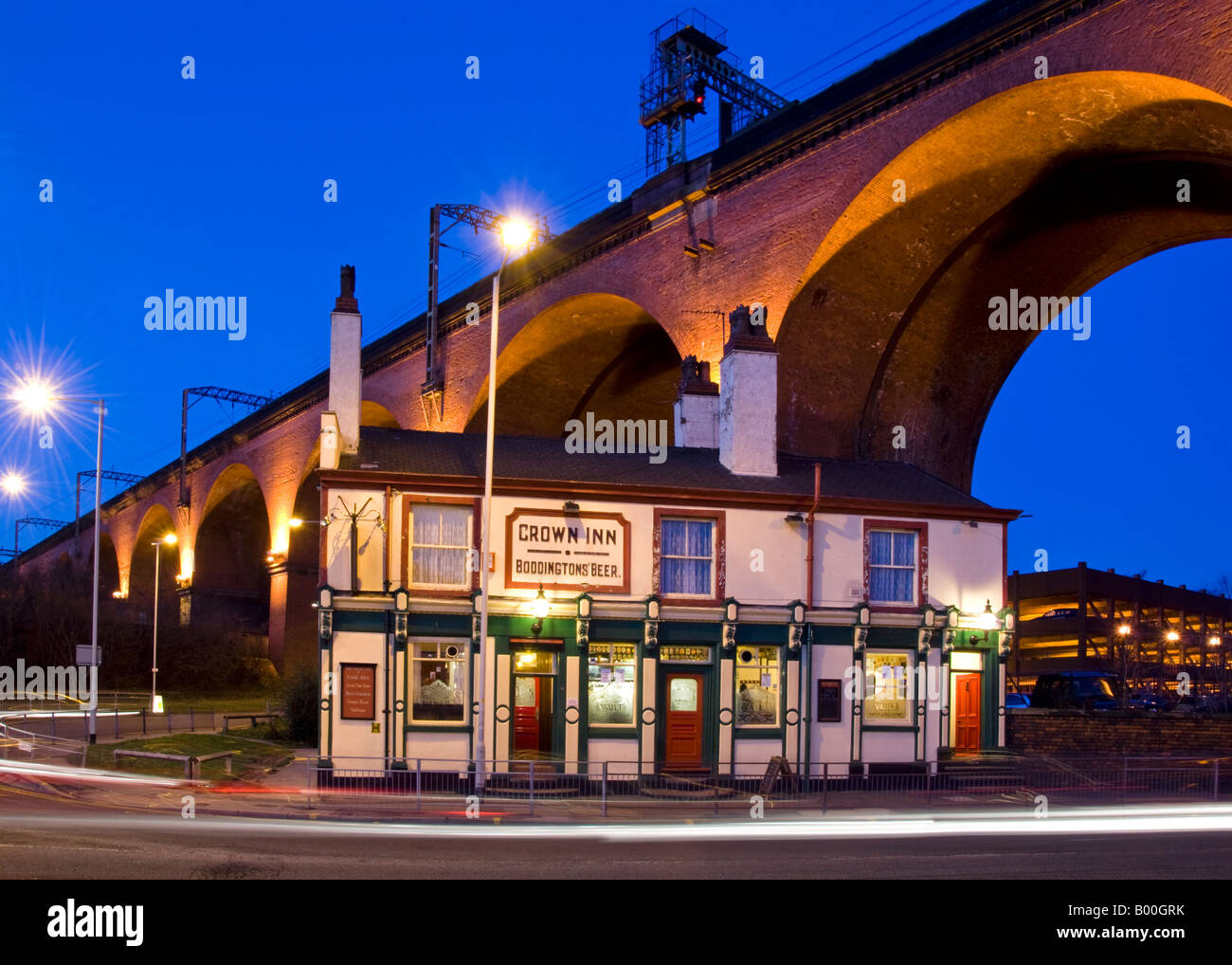Le Crown Inn Public House sous Stockports Viaduc de Mersey, Stockport, Greater Manchester, Angleterre, RU Banque D'Images