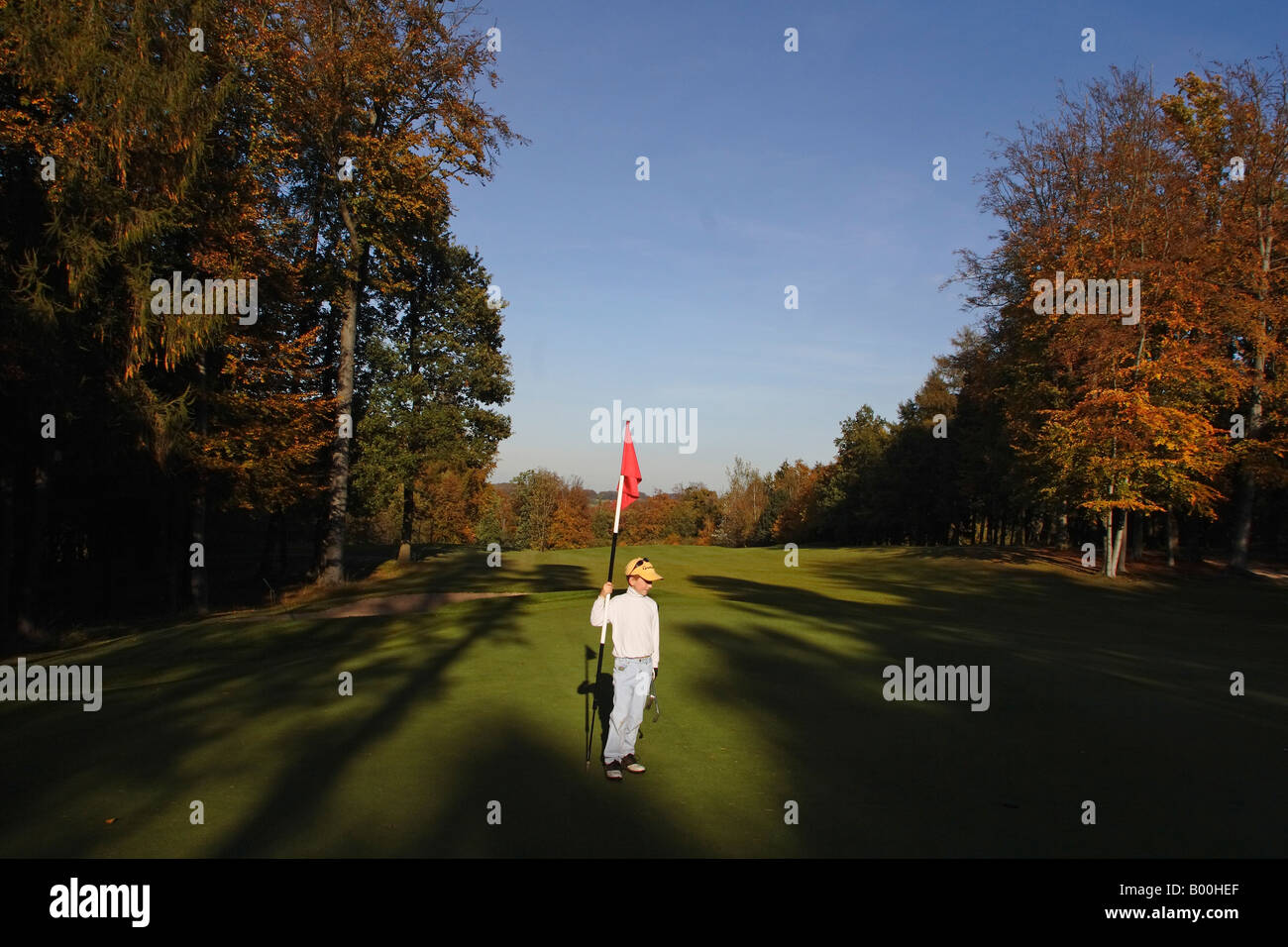 Golf green boy avec drapeau Banque D'Images