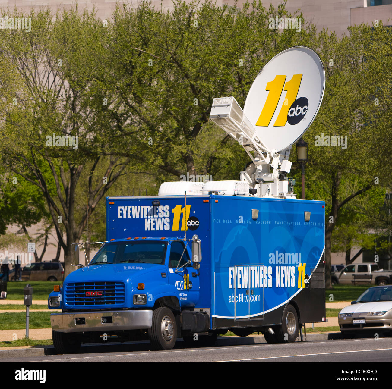 Live news tv satellite truck Banque de photographies et d’images à