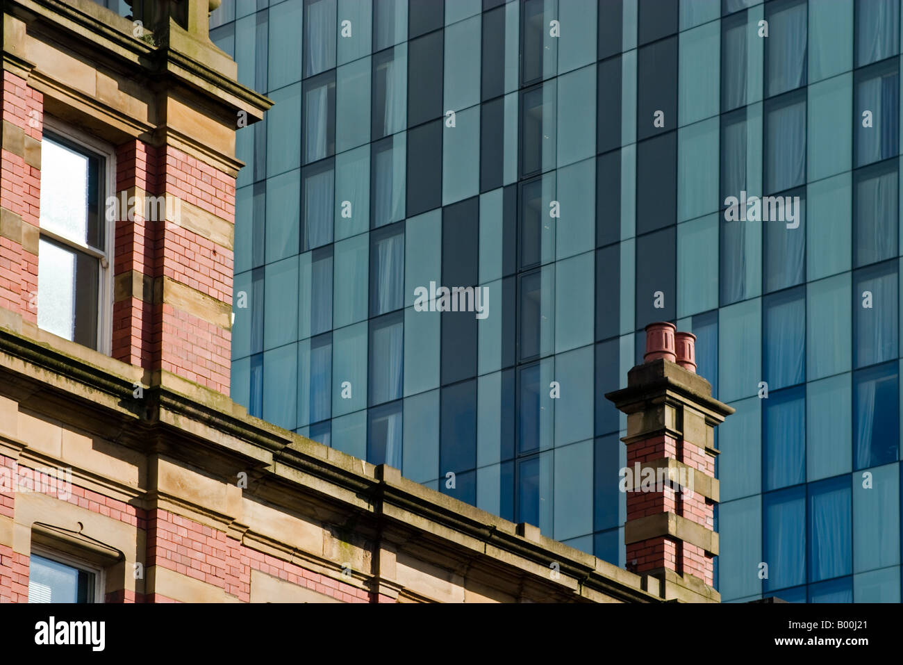 Architecture mixte comme l'hôtel Hilton moderne domine le Vieux Bâtiments de Deansgate, Manchester Banque D'Images