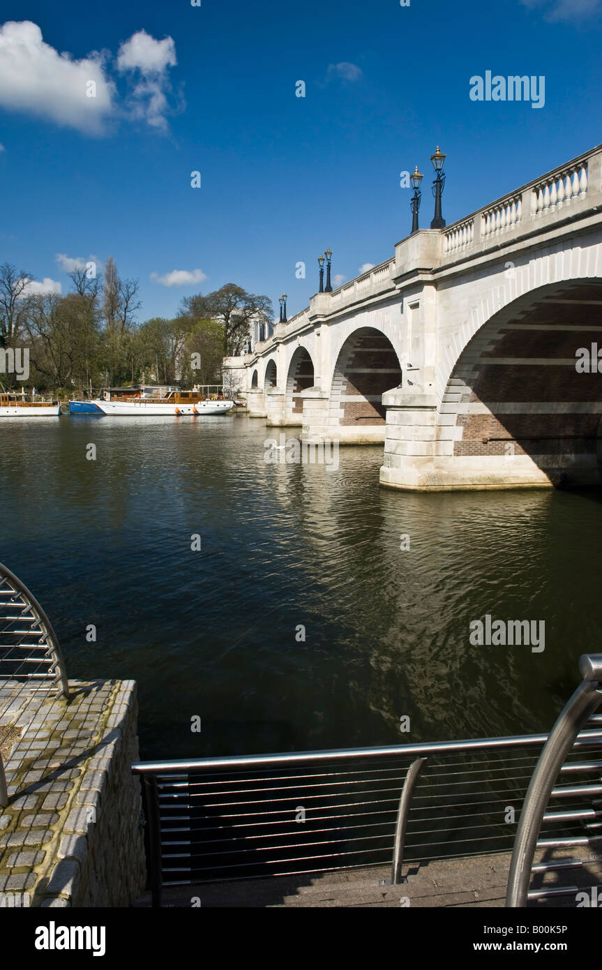 Kingston Bridge crossing River Thames en Kingston upon Thames Surrey England UK Banque D'Images