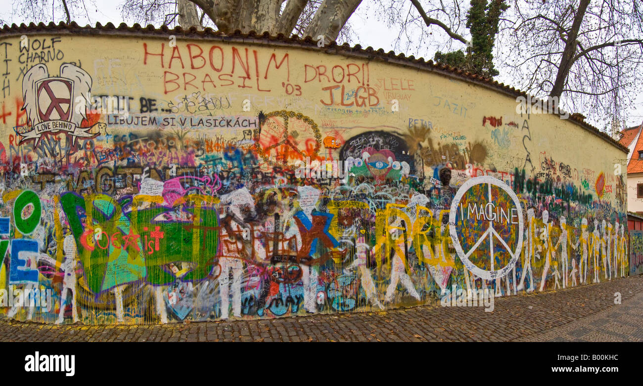 Photo 2 une vue panoramique de la croix de graffiti mur de Lennon à Prague. Banque D'Images