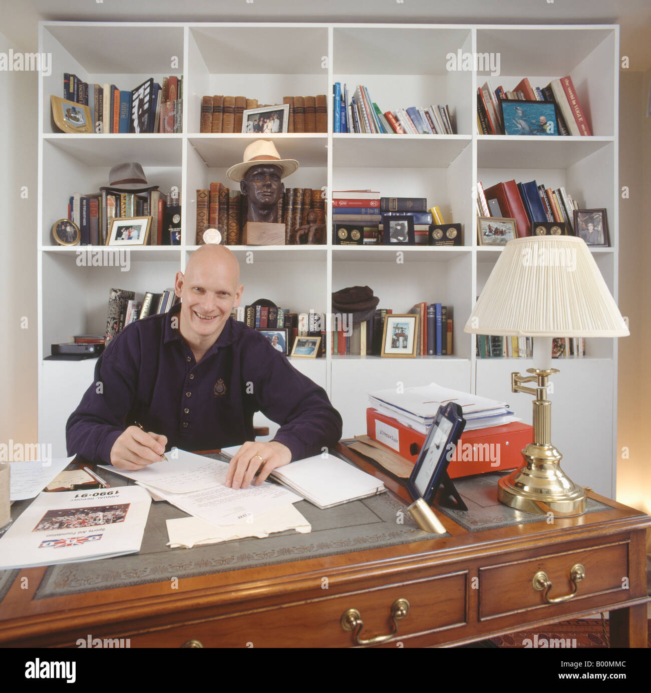 Portrait de Duncan Goodhew assis à son bureau Banque D'Images