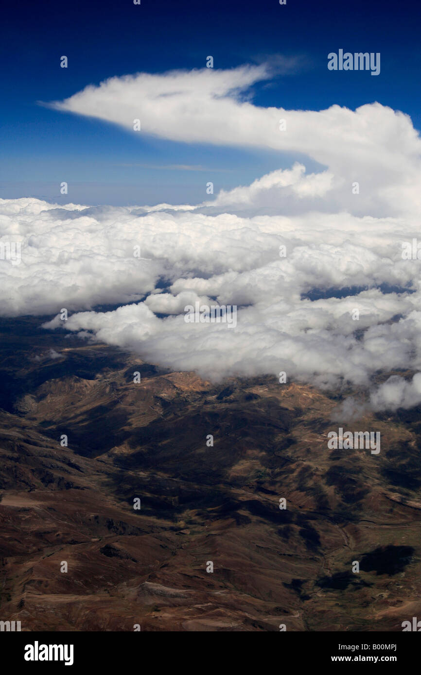 Cumulonimbus incus nuages vu d'avion au cours de la gamme de montagne des Andes péruviennes en Amérique du Sud Banque D'Images