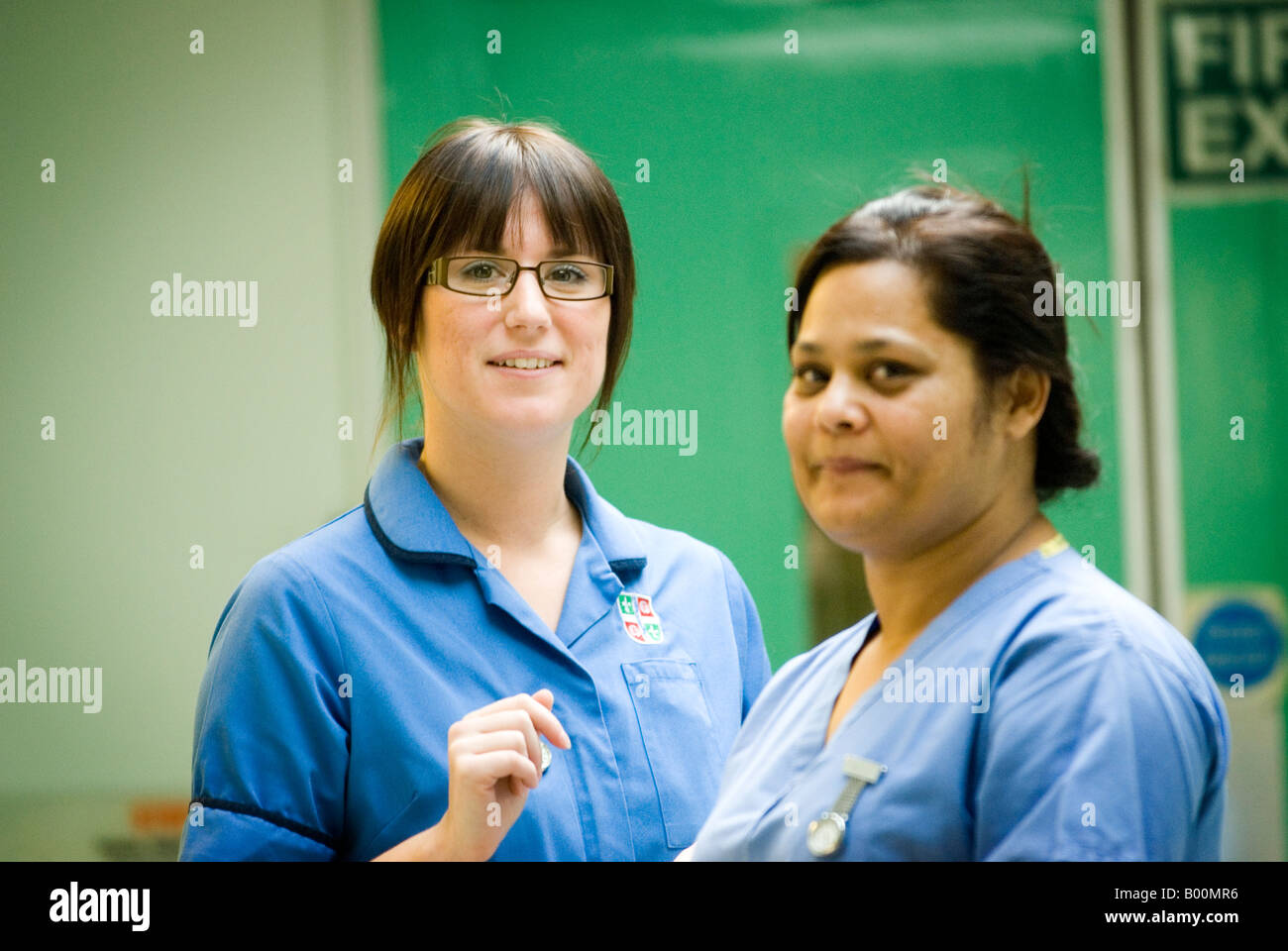 Les sages-femmes dans un couloir de l'hôpital Banque D'Images