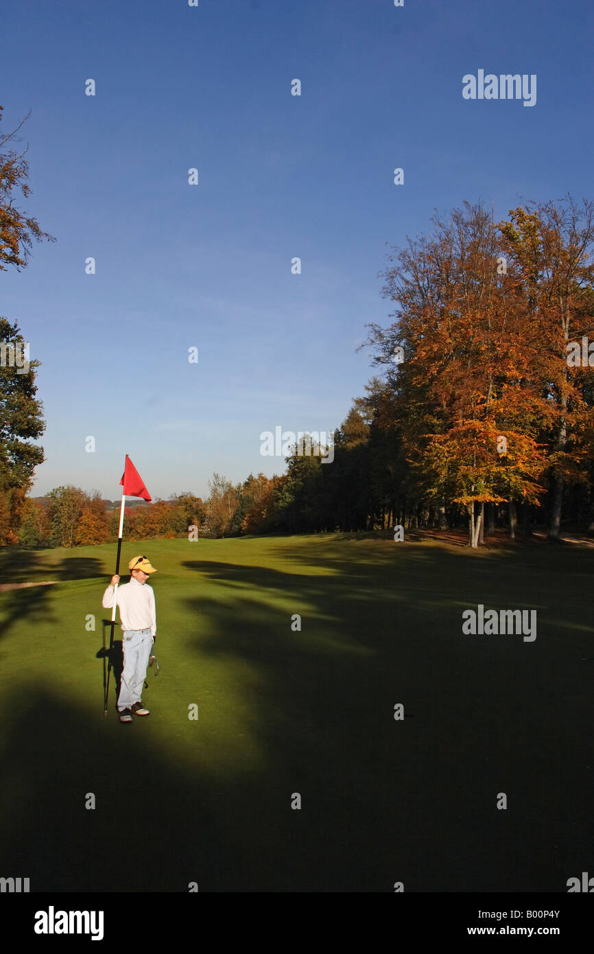 Golf green boy avec drapeau Banque D'Images