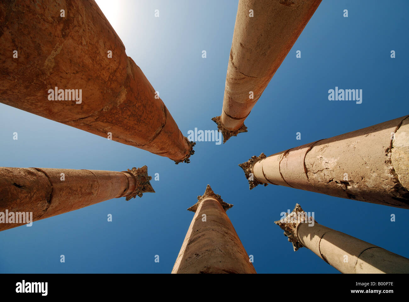 Les colonnes en pierre dans l'ancienne ville romaine de Jerash, Jordanie Banque D'Images