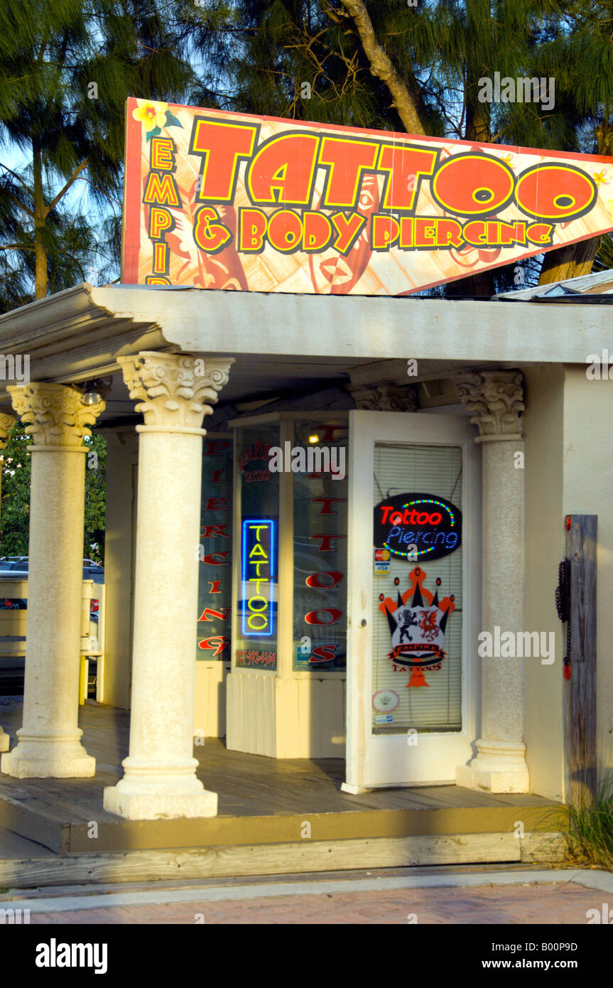 Un salon de tatouage et de Body Piercing en Johns Pass Floride USA Banque D'Images