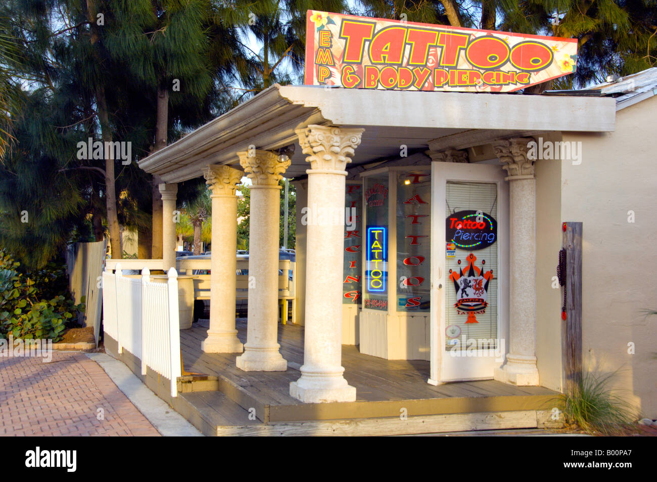 Un salon de tatouage et de Body Piercing en Johns Pass Floride USA Banque D'Images