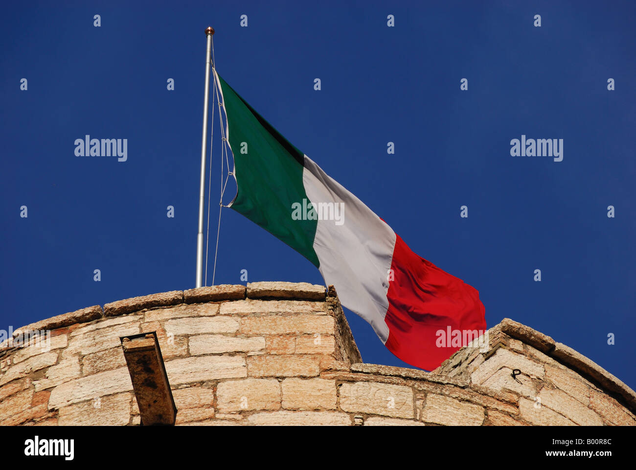 Trento Italie Le drapeau italien sur la tour du Buon Consiglio château Banque D'Images